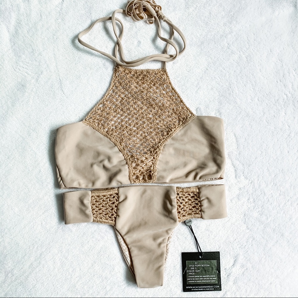 acacia set in clay